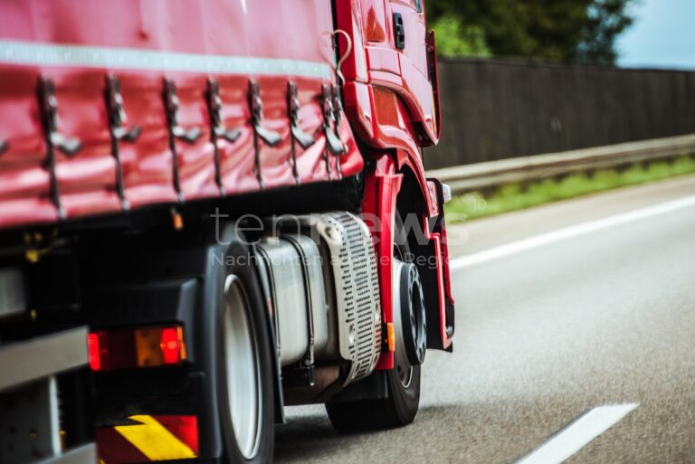 SCHEYERN – Sattelzug wiegt über 56 Tonnen 🚛 Polizei deckt am Freitag (28.03.2025) massive Überladung auf – 🪵 Fahrer muss Holz abladen, 425 Euro Strafe!