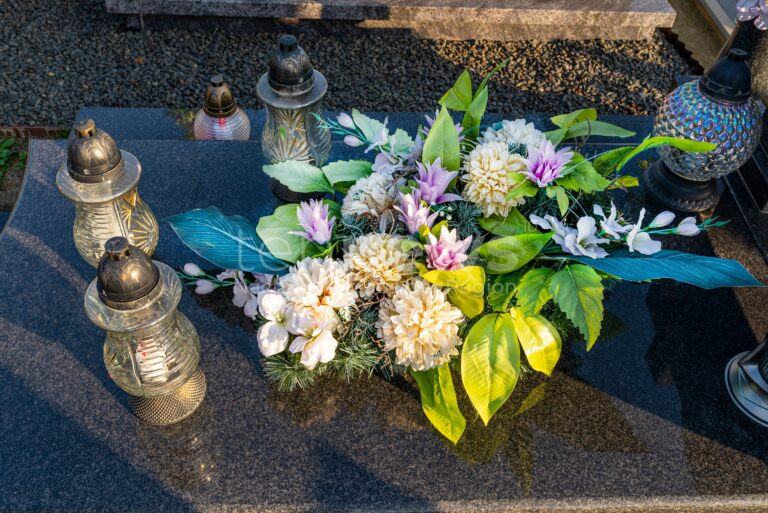 EICHSTÄTT – Unbekannter stahl auf dem Friedhof eine Pflanzschale und Blumen von einem Grab. Polizei bittet um Hinweise. 🚔🕊