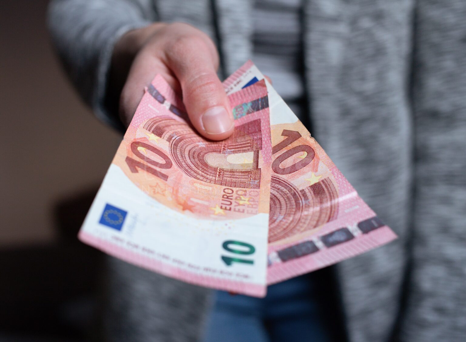 EICHSTÄTT – Zwei Täter erbeuten am Mittwoch (23.04.2025) mit Wechselbetrug knapp 100 Euro 💸 Polizei Eichstätt bittet um Hinweise zu den Betrügern 🚓