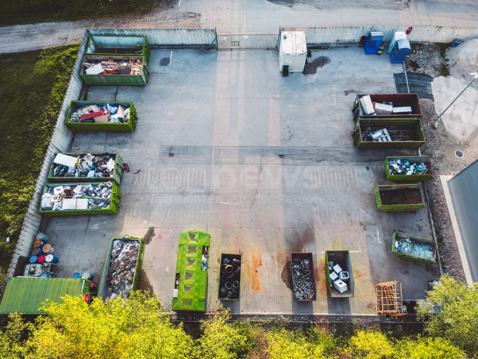 NEUBURG AN DER DONAU – Am Sonntag (23.02.2025) stiegen zwei Männer in den Wertstoffhof ein. Die Polizei stellte sie noch in Tatortnähe. 🚔♻️