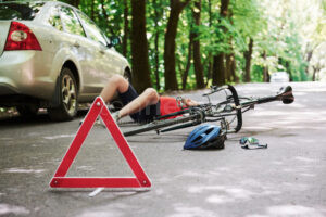 HIRSCHBACH - 🚴 Dienstag (13.05.2025): 64-jähriger Radfahrer schwer verletzt aufgefunden – Rettungshubschrauber im Einsatz, Ursache unklar! 🕵️