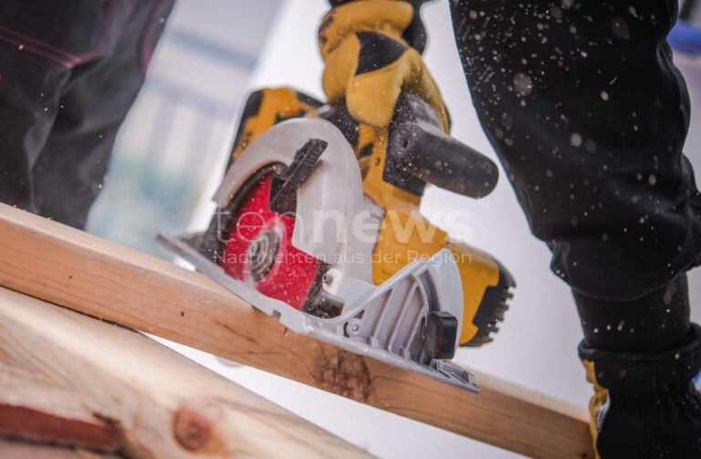 KARLSHULD – Bei Holzsäge-Arbeiten verletzte sich eine Frau am Mittwochvormittag (02.04.2025) schwer an der Hand. ✂🚁 Sie kam per Hubschrauber ins Klinikum.