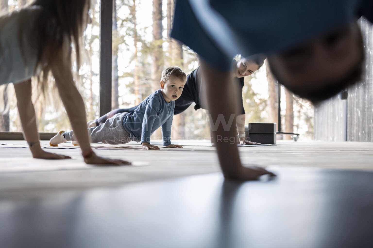 PLOSE – Familienyoga im AKI Family Resort 🧘‍♂️! Entspannung, Bewegung & Achtsamkeit für Eltern & Kinder in den Bergen 🌿. 