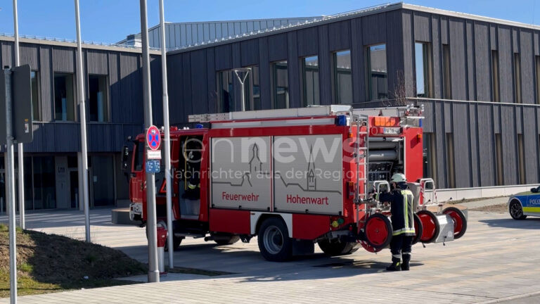 HOHENWART – Mittwoch (19.03.2025): Fehlalarm an neuer Schule sorgt für Feuerwehreinsatz. Keine Gefahr, Einsatzkräfte rückten schnell wieder ab.