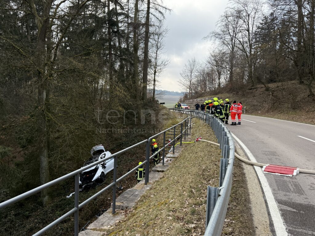 OBERHAUSEN – Ein Audi e-tron kam auf der ND16 von der Straße ab, landete im Graben. Die Insassen hatten Glück und erlitten nur leichte Verletzungen.