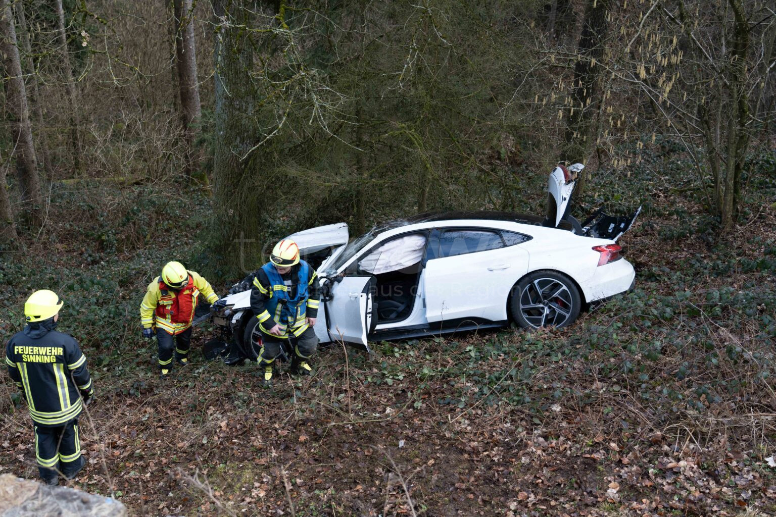 OBERHAUSEN – Ein Audi e-tron kam auf der ND16 von der Straße ab, landete im Graben. Die Insassen hatten Glück und erlitten nur leichte Verletzungen.