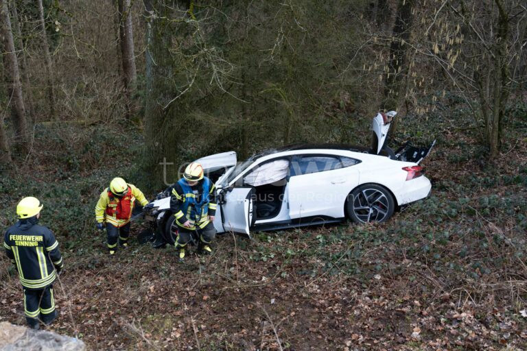 OBERHAUSEN – Ein Audi e-tron kam auf der ND16 von der Straße ab, landete im Graben. Die Insassen hatten Glück und erlitten nur leichte Verletzungen.