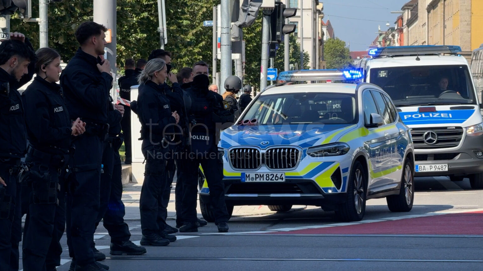 ROSENHEIM - 🚨 Großer Polizeieinsatz am Samstagabend (19.04.2025) in der Innenstadt! SEK sicherte Mann in psychischem Ausnahmezustand - Schreckschusswaffen gefunden! 👮‍♂️