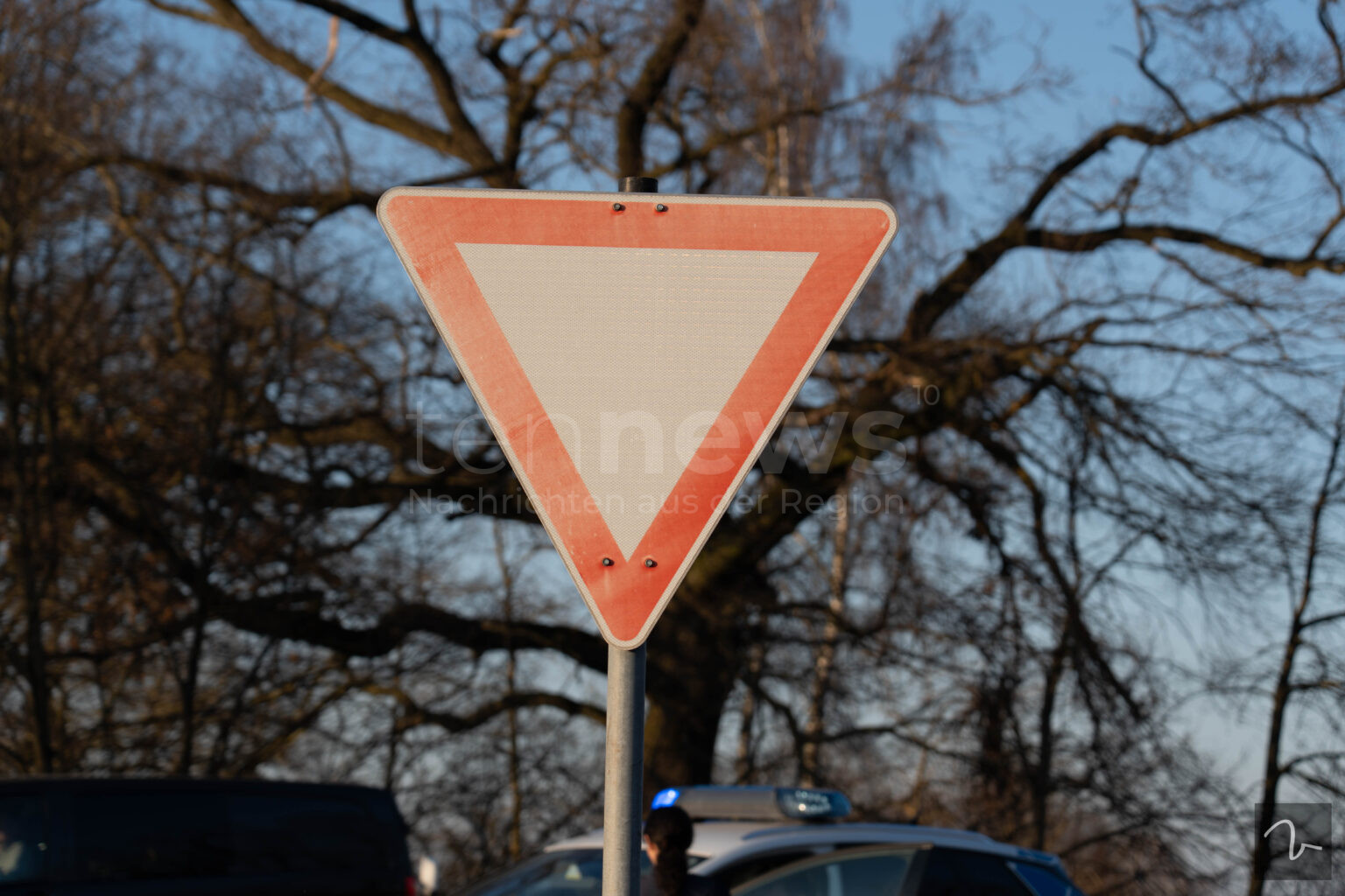 KÜHBACH - Auto nimmt Motorrad Vorfahrt. Ein 18-jähriger Motorradfahrer wurde bei einem Unfall am Mittwoch (30.04.2025) leicht verletzt – 16.000 Euro Schaden. 🏍️🚗