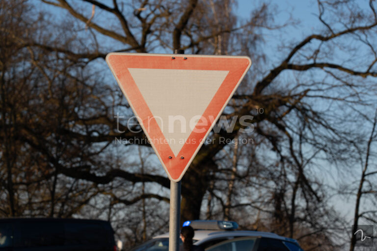 KÜHBACH - Auto nimmt Motorrad Vorfahrt. Ein 18-jähriger Motorradfahrer wurde bei einem Unfall am Mittwoch (30.04.2025) leicht verletzt – 16.000 Euro Schaden. 🏍🚗