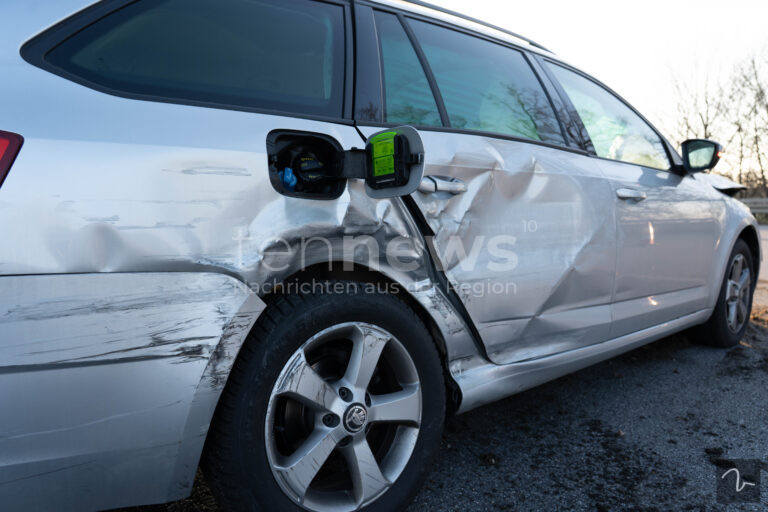 GEISENFELD – Geparkter Wagen am Marienplatz beschädigt. Unfallflucht mit 2.000 Euro Schaden. Polizei bittet sich um Hinweise. 🚗🕵