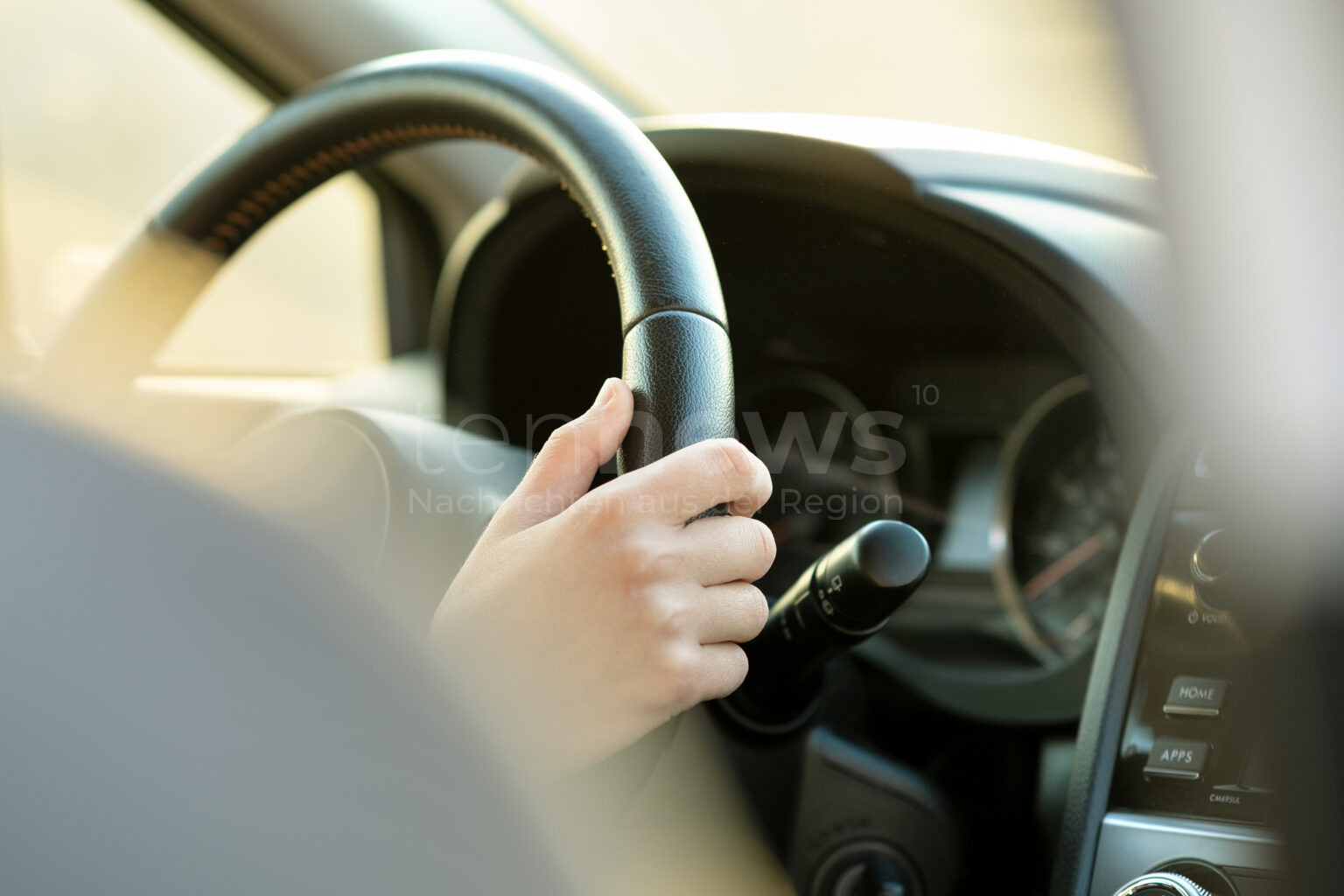 GROSSMEHRING - Ein Testfahrzeug überschlug sich am (26.03.2025) bei Theißing. Der Fahrer wurde leicht verletzt, am „Erlkönig“ entstand Totalschaden. 🚗💥