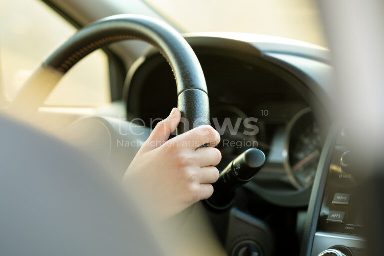 GROSSMEHRING - Ein Testfahrzeug überschlug sich am (26.03.2025) bei Theißing. Der Fahrer wurde leicht verletzt, am „Erlkönig“ entstand Totalschaden. 🚗💥