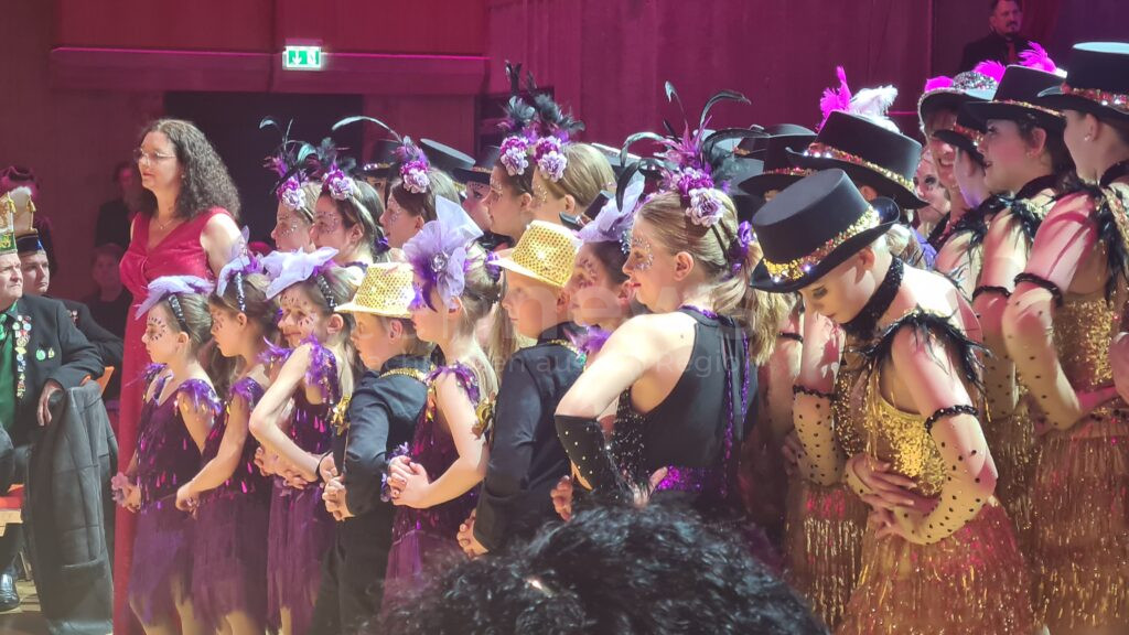 AUGSBURG – Die 35. Hollaria Faschingsgala begeisterte mit Glamour, Show und einem Überraschungsauftritt der Oberbürgermeisterin.