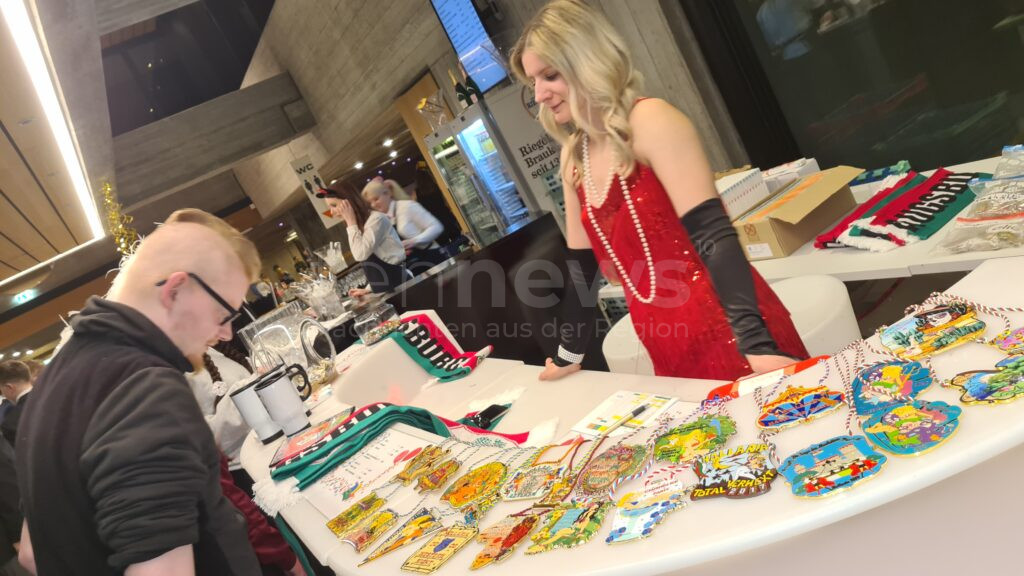 AUGSBURG – Die 35. Hollaria Faschingsgala begeisterte mit Glamour, Show und einem Überraschungsauftritt der Oberbürgermeisterin.