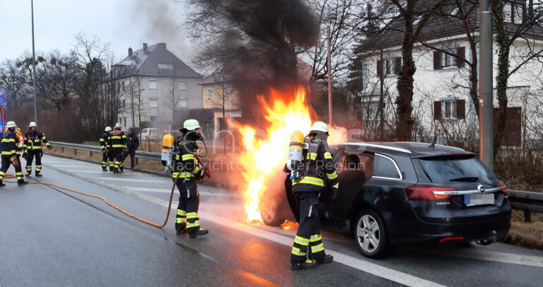 A95 BEI MÜNCHEN – Ein Auto fing am Donnerstagmorgen (13.03.2025) während der Fahrt Feuer. Der Fahrer stoppte rechtzeitig, das Fahrzeug brannte aus. 🚗🔥