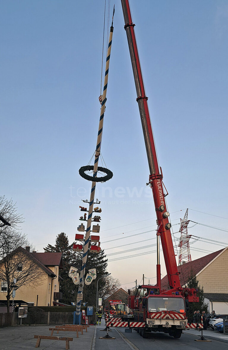 🌳 MÜNCHEN – Feuerwehr legt am Samstag (22.03.2025) in Lochhausen einen Maibaum wegen akuter Gefahrenlage frühzeitig um. Sicherheit ging vor. 🚒