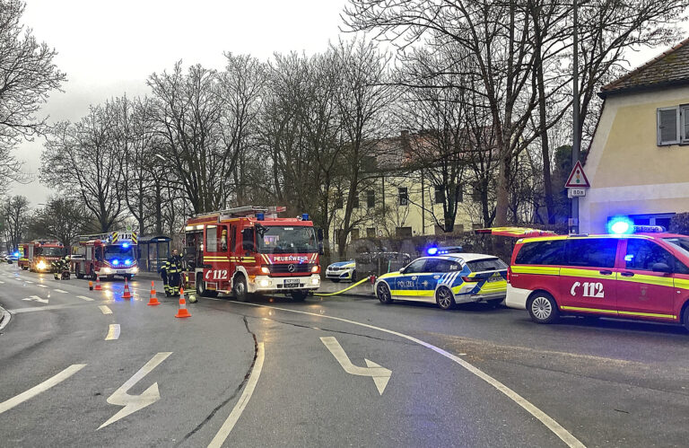 🔥 MÜNCHEN – Brand in Abbruchhaus am Sonntag (23.03.2025) sorgt für Feuerwehreinsatz. Schlafgäste befürchtet – niemand verletzt. Löschung nach 40 Min. 🚒