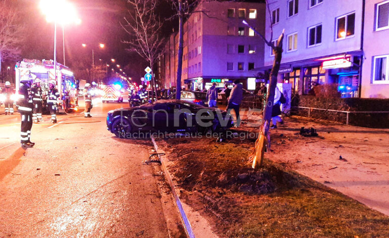 MÜNCHEN – Schwerer Unfall am Donnerstag (27.03.2025). Lamborghini überschlägt sich nach Kollision. Zwei Leichtverletzte, Sachschaden bei 100.000 Euro. 🚗🔥