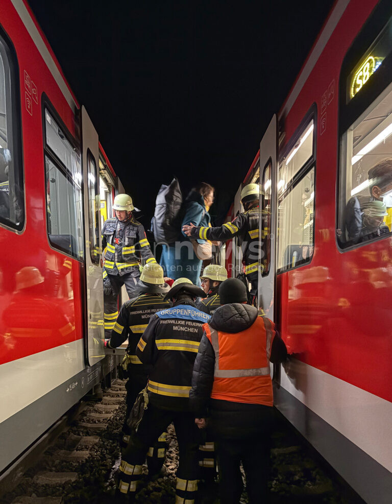 MÜNCHEN – In der Nacht auf Freitag (28.03.2025) befreite die Feuer rund 1.000 Fahrgäste aus einer liegen gebliebenen S-Bahn nahe Englschalking. 🚋🚒