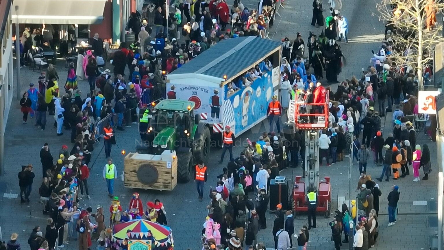 GEISENFELD – Faschingsumzug (04.03.2025) verlief sicher & störungsfrei. Nach kurzer Verzögerung wegen des Vorfalls in Mannheim startete der Umzug.