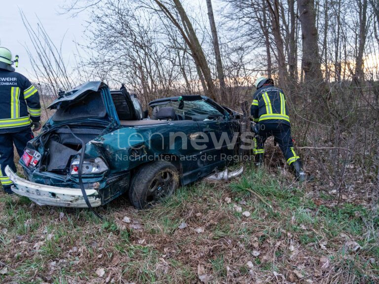 UNTERBERNBACH – Ein Verkehrsunfall mit Überschlag fordert einen Schwerverletzten am Freitag (28.03.2025) – Rettungshubschrauber im Einsatz 🚑🚁