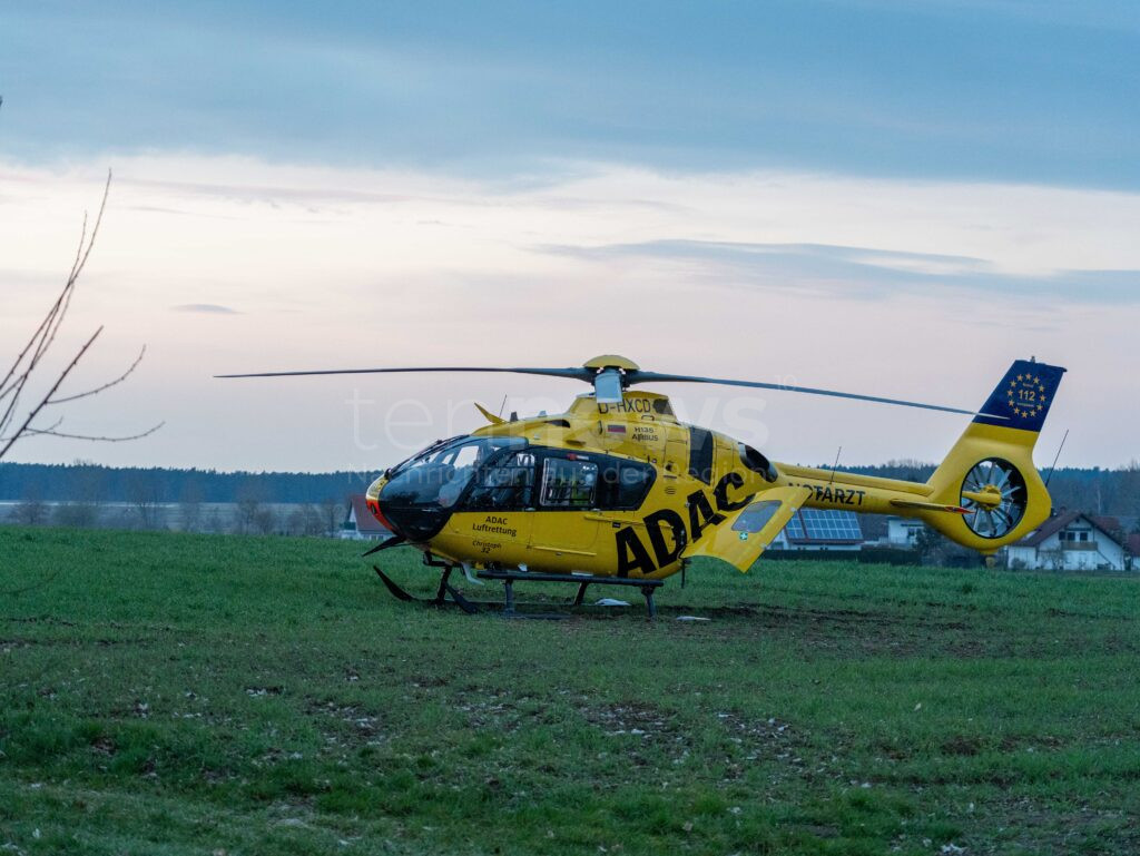 UNTERBERNBACH – Ein Verkehrsunfall mit Überschlag fordert einen Schwerverletzten am Freitag (28.03.2025) – Rettungshubschrauber im Einsatz 🚑🚁