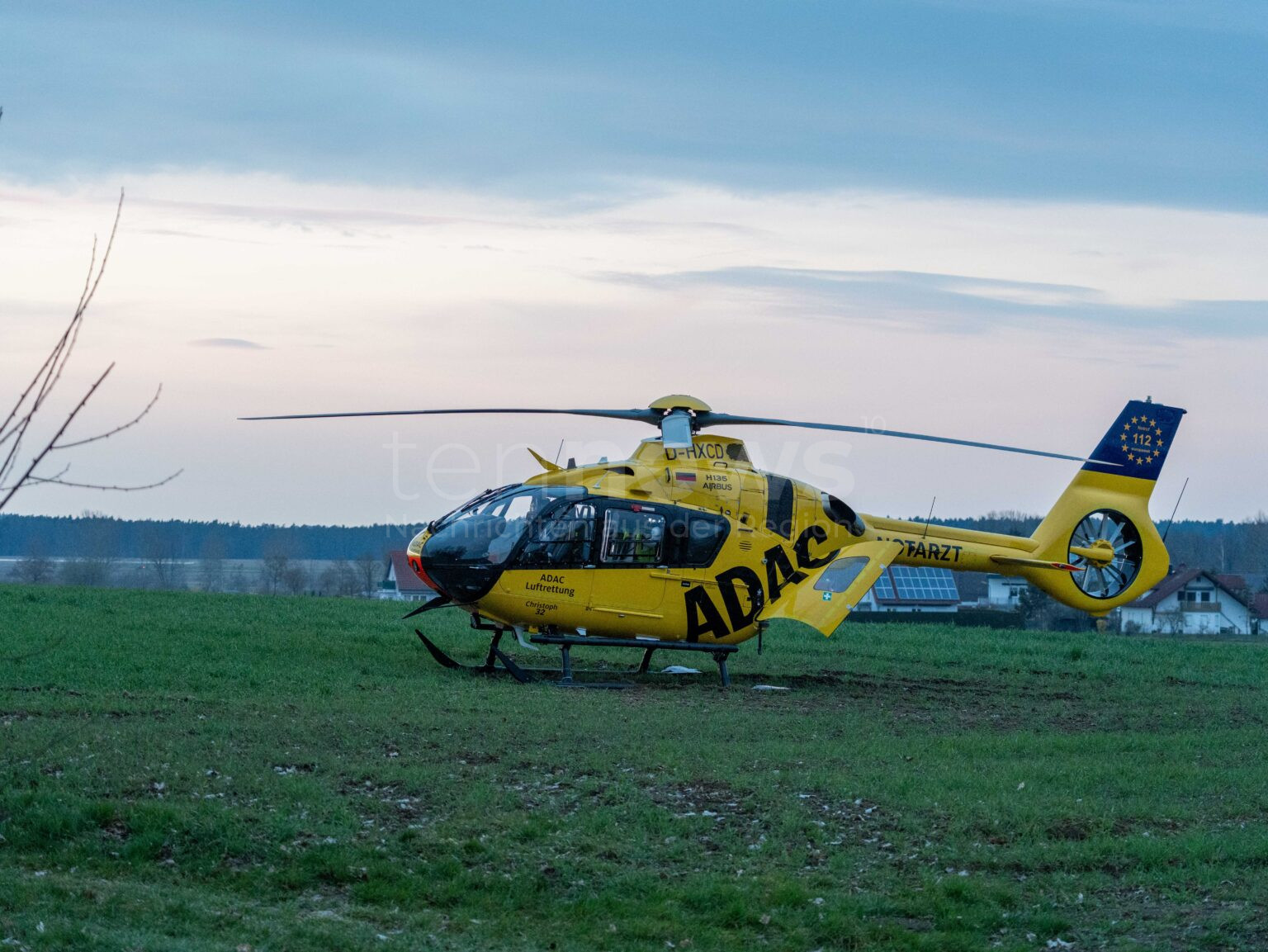 KUMHAUSEN - 🏍️ Schwerer Motorradunfall am Dienstag (19.08.2025) um 17:50 Uhr! 70-Jähriger übersieht Motorradfahrer - Biker über Auto geschleudert! 🚁