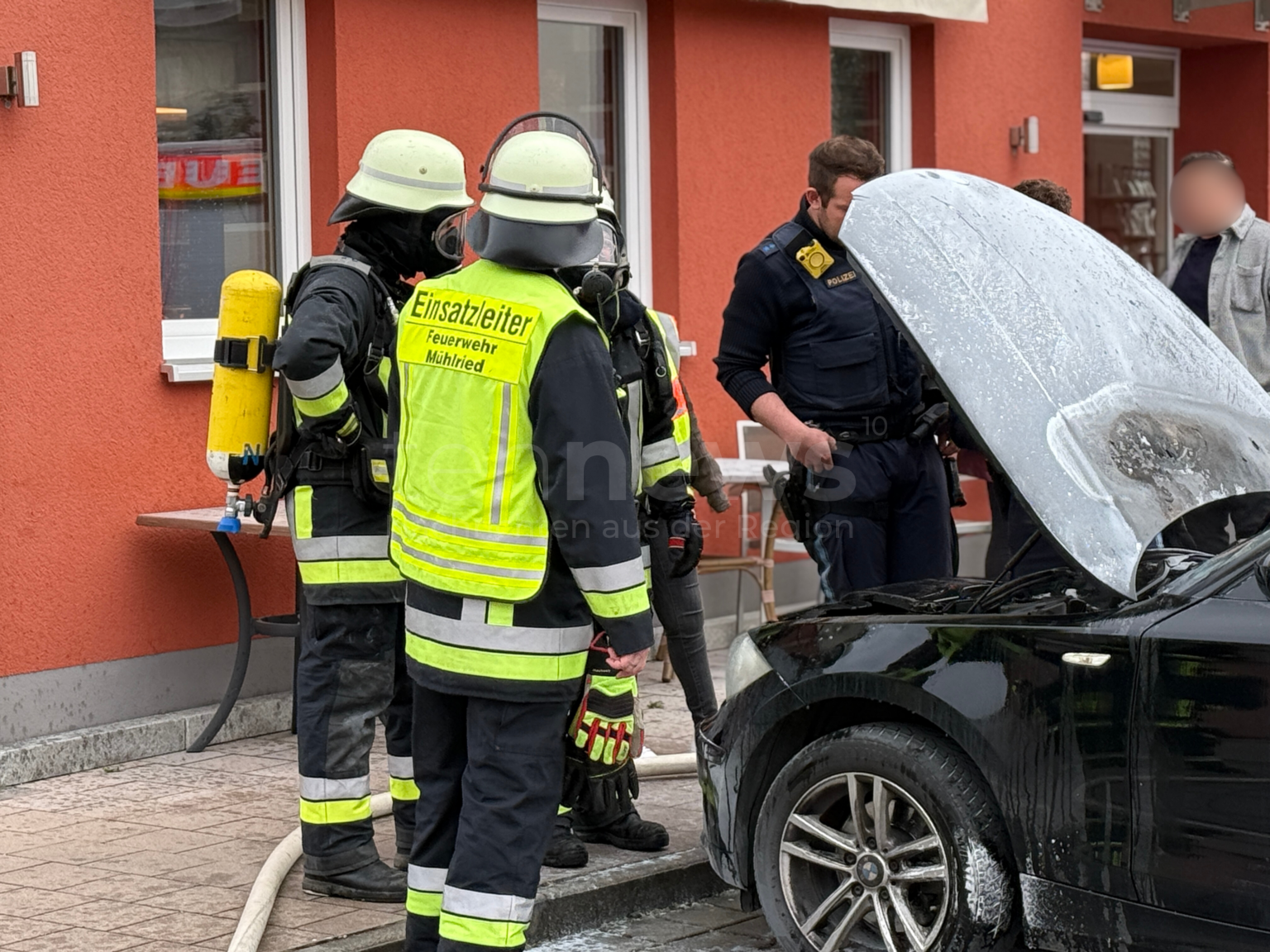 SCHROBENHAUSEN – Mittwoch (26.03.2025) geriet ein BMW vor einer Bäckerei in Brand. Rauch zog ins Geschäft. Feuerwehr im Einsatz. 🚘🔥