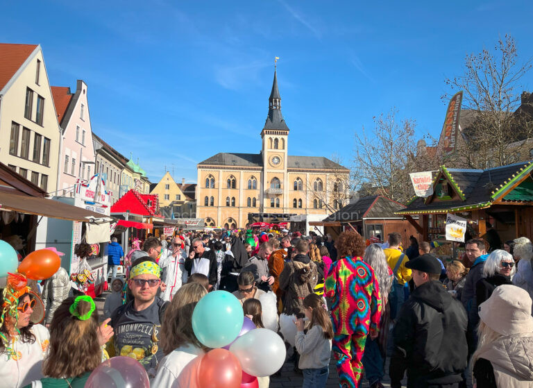 PFAFFENHOFEN AN DER ILM – Beim Faschingstreiben am Dienstag (04.03.2025) feierten bis zu 3.000 Besucher ausgelassen. Kaum Einsätze für Polizei und BRK 🥳