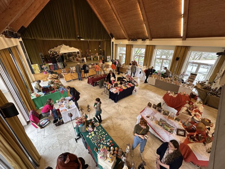 SCHROBENHAUSEN – Samstag (29.03.2025): Kunst- und Handwerksmarkt im Pfarrzentrum lädt mit Handarbeit & Kreativität ein. Sonntag geöffnet. 🎨🧵