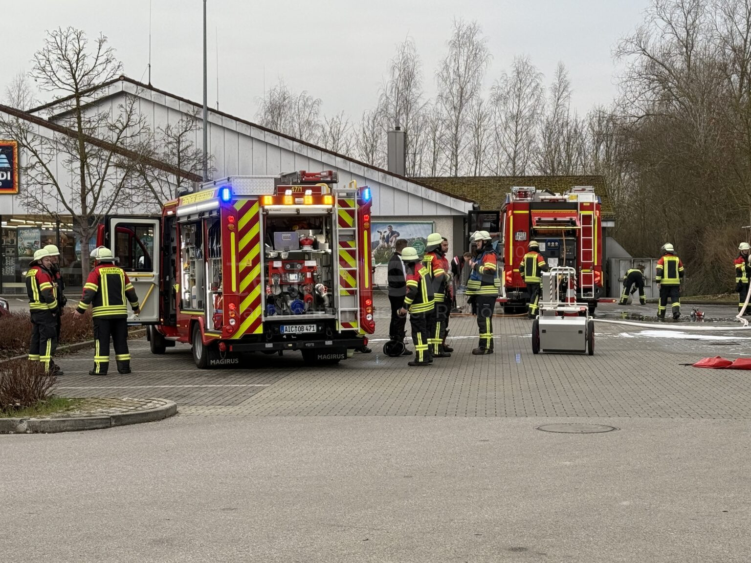 AICHACH – Mittwoch (26.03.2025): Feuer beim Entladen von Lastwagen vor Supermarkt 🚛 – Feuerwehren löschen Vollbrand, Schaden liegt bei 150.000 € 🔥