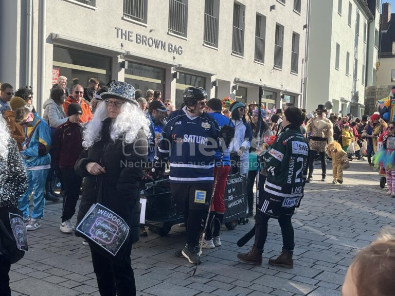 SCHWABMÜNCHEN – Beim Faschingstreiben am Dienstag (04.03.2025) kam es zu Schlägereien mit vier Verletzten. Ein Mann attackierte die Polizei 🚔
