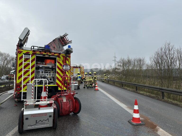 A93 BEI MAXHÜTTE-HAIDHOF – Montag (24.03.2025): Schwerer Unfall auf A93 mit zwei Toten und mehreren Verletzten 🚧 – Sattelzug durchbricht Mittelleitplanke 🚛
