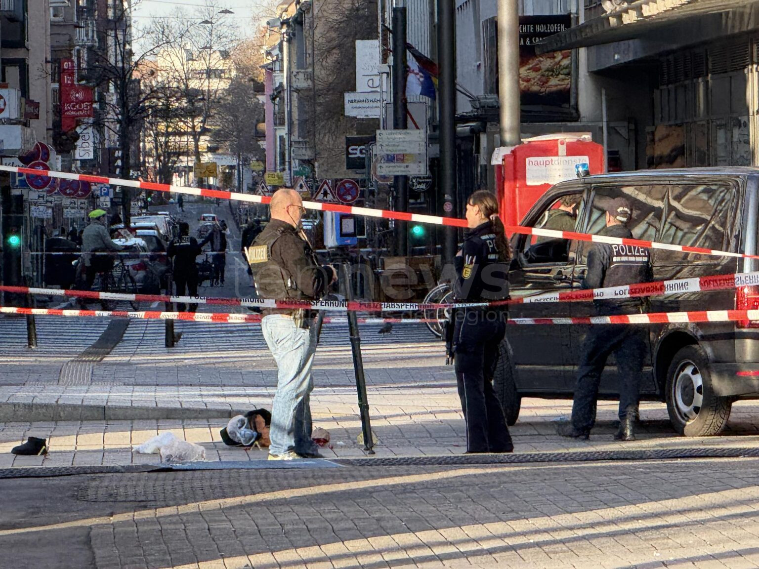 MANNHEIM – Ein Auto erfasste am Montag (03.03.2025) eine Personengruppe. Eine Person kam ums Leben, mehrere wurden verletzt.