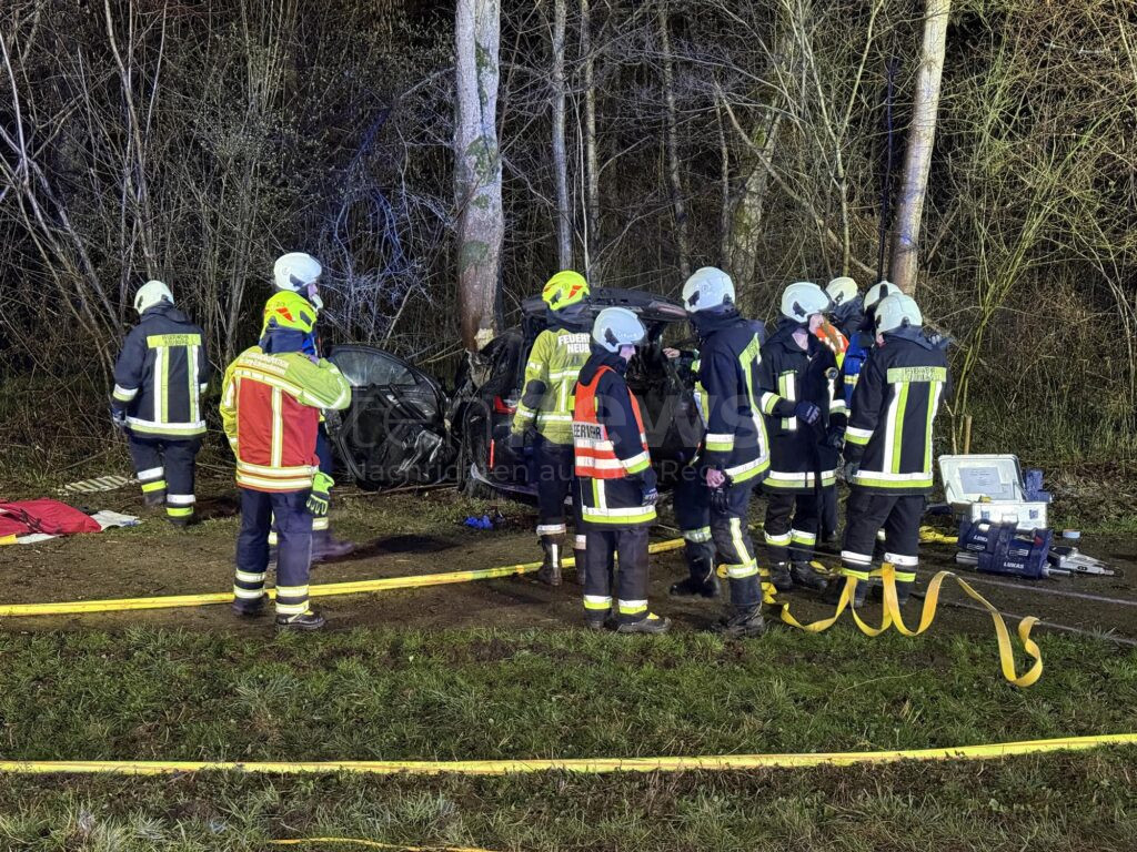 NEUBURG AN DER DONAU – Horrorunfall am Mittwochabend (28.03.2025) auf der St2043. BMW kollidiert mit Bäumen und fängt Feuer. Fahrer stirbt im Krankenhaus 🚗🔥