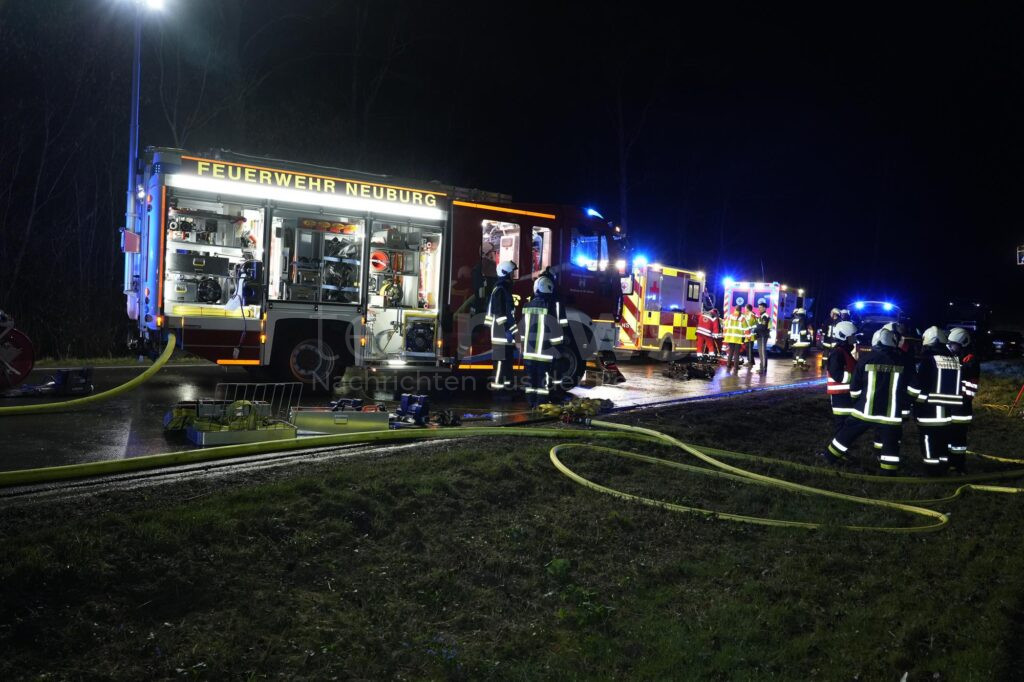 NEUBURG AN DER DONAU – Horrorunfall am Mittwochabend (28.03.2025) auf der St2043. BMW kollidiert mit Bäumen und fängt Feuer. Fahrer stirbt im Krankenhaus 🚗🔥