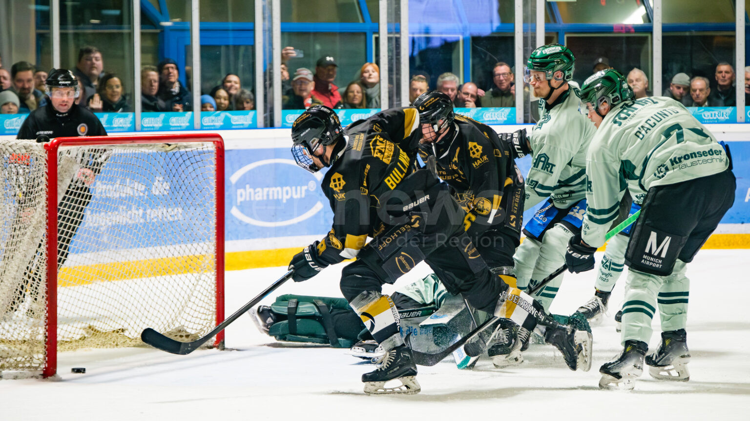🏒 KÖNIGSBRUNN – 5:1-Heimsieg am Sonntag (23.03.2025): EHC gleicht Finalserie gegen Erding aus. Bullnheimer glänzt, Vajs stark im Tor. 🔥