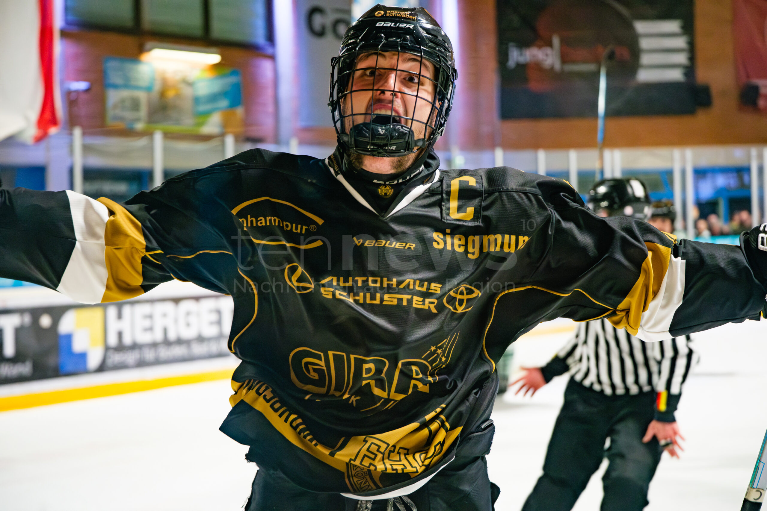 🏒 KÖNIGSBRUNN – 5:1-Heimsieg am Sonntag (23.03.2025): EHC gleicht Finalserie gegen Erding aus. Bullnheimer glänzt, Vajs stark im Tor. 🔥