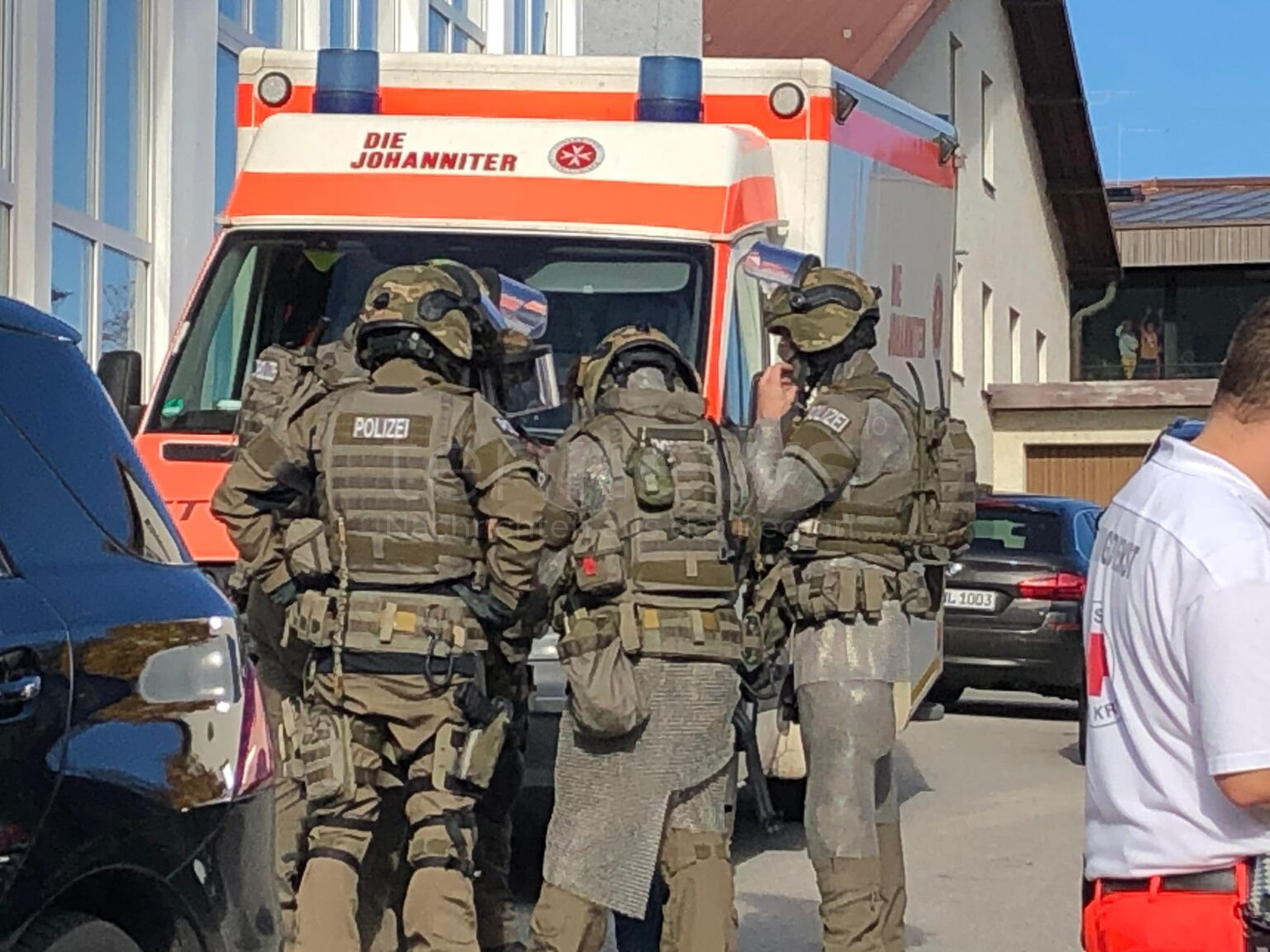ROSENHEIM - 🚨 Ein Anwohner (68) schoss am Donnerstag (17.04.2025) auf einen Bauarbeiter. Der Polizeieinsatz mit SEK endete mit einer Festnahme wegen versuchten Mordes! 🔫