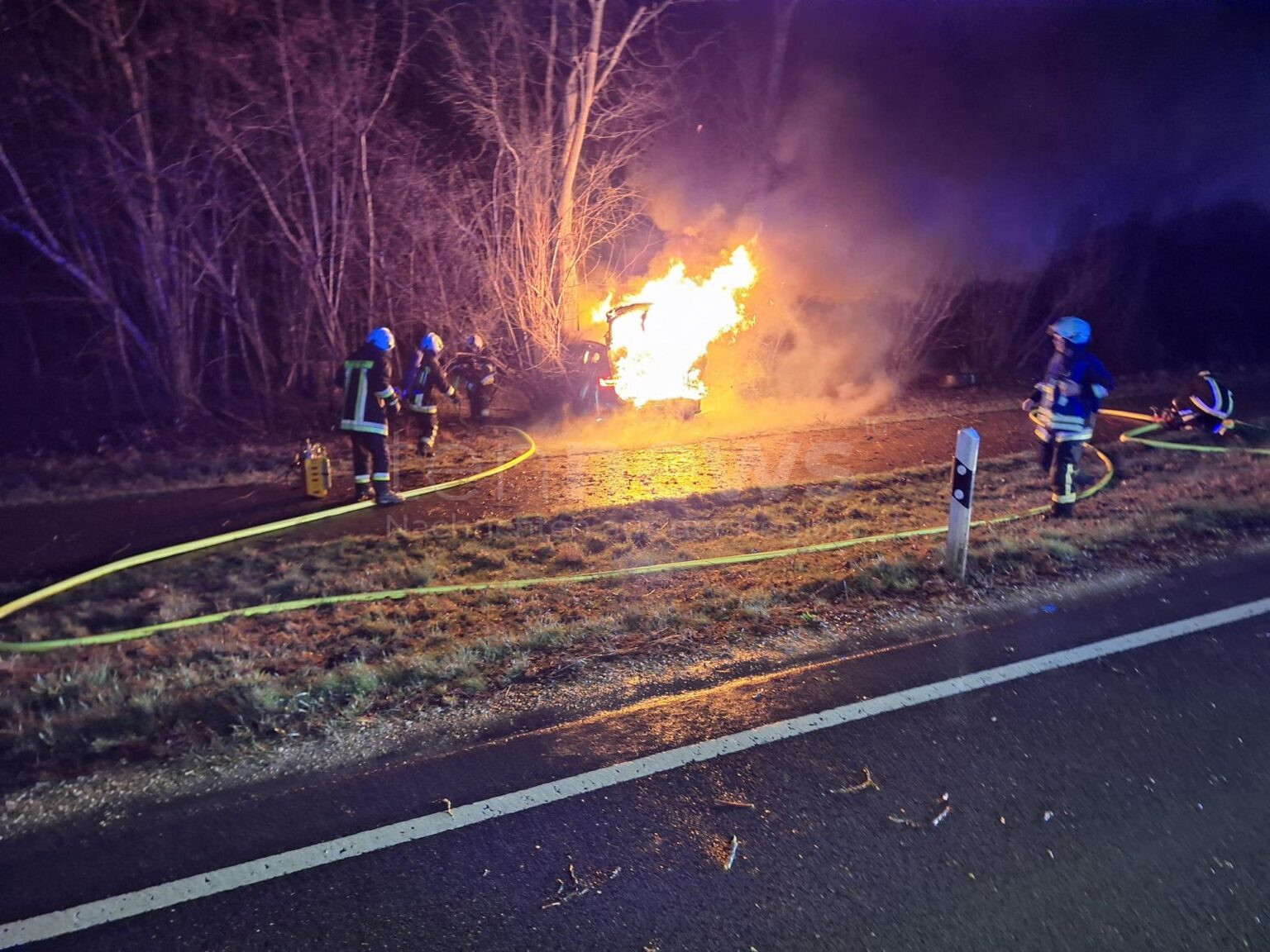 NEUBURG AN DER DONAU – Horrorunfall am Mittwochabend (28.03.2025) auf der St2043. BMW kollidiert mit Bäumen und fängt Feuer. Fahrer stirbt im Krankenhaus 🚗🔥