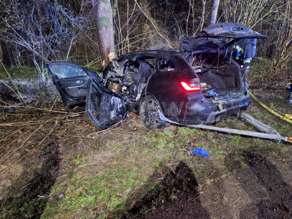 NEUBURG AN DER DONAU – Horrorunfall am Mittwochabend (28.03.2025) auf der St2043. BMW kollidiert mit Bäumen und fängt Feuer. Fahrer stirbt im Krankenhaus 🚗🔥