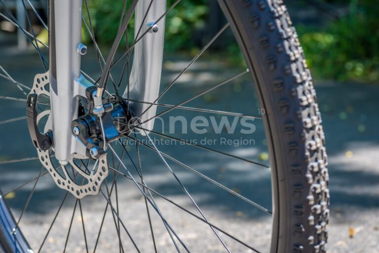 NEUBURG AN DER DONAU - Freitag (11.04.2025): In der Anton-Bruckner-Straße wurde ein Fahrrad mutwillig beschädigt – Schaden: 100 Euro. 🚲🔧