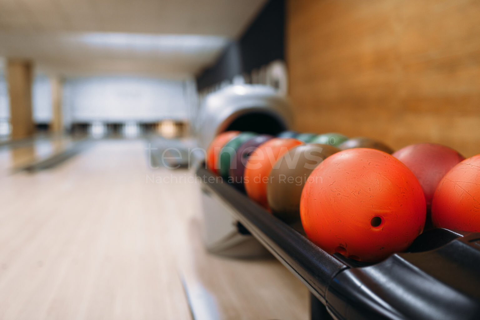 INGOLSTADT – Einbrecher drangen in der Nacht auf Sonntag (02.03.2025) in ein Bowlingcenter ein und entwendeten Bargeld. Die Kripo ermittelt und sucht Zeugen. 🎳