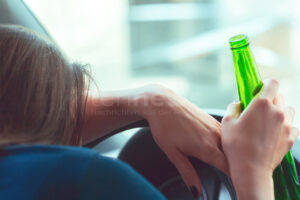 TAUFKIRCHEN - 🍺 Münchnerin (27) mit über drei Promille am Donnerstag (14.08.2025) auf A8 verunglückt! Audi hebt ab und verursacht 26.000 Euro Schaden! 🚗