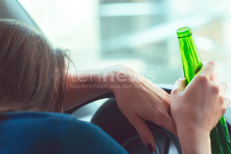 🚔 ALTMANNSTEIN – Polizei stellt am Samstag (05.04.2025) bei 2,2 Promille den FÜHRERSCHEIN eines betrunkenen Autofahrers sicher. Landstraße halb blockiert.