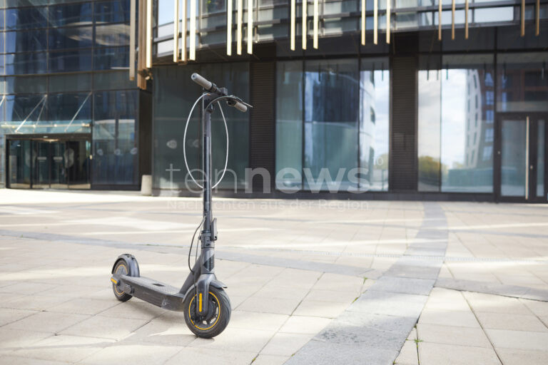 🛴 GERSTHOFEN – E-Scooter-Fahrer am Sonntagabend (23.03.2025) mit abgelaufenem Kennzeichen gestoppt. Anzeige gegen Fahrer und Halterin. 🚨