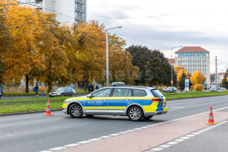 HERSBRUCK - 🚓 Dienstag (06.05.2025): Nach tödlichem Verkehrsunfall sucht die Polizei hellen Kombi mit Familie als wichtige Zeugen! 📞