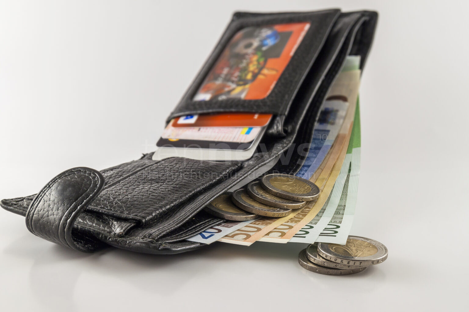 PFAFFENHOFEN – Unbekannter stiehlt beim Antikmarkt am Sonntag (23.03.2025) Geldbörse mit 2.500 Euro aus Auto 💰 Die Polizei bittet um Hinweise.