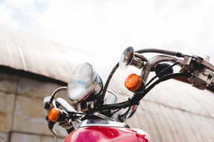 LANGENBACH – 🛵 Ohne Führerschein und Versicherung unterwegs: Polizei stoppt 34-Jährigen am 26.06.2025 auf Parkplatz eines Verbrauchermarktes. 🚔